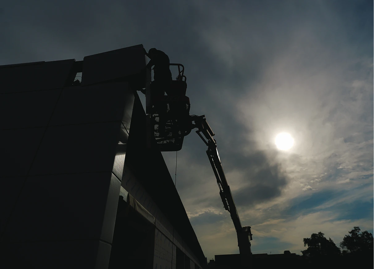Equipamento trabalhando na fachada de uma construção