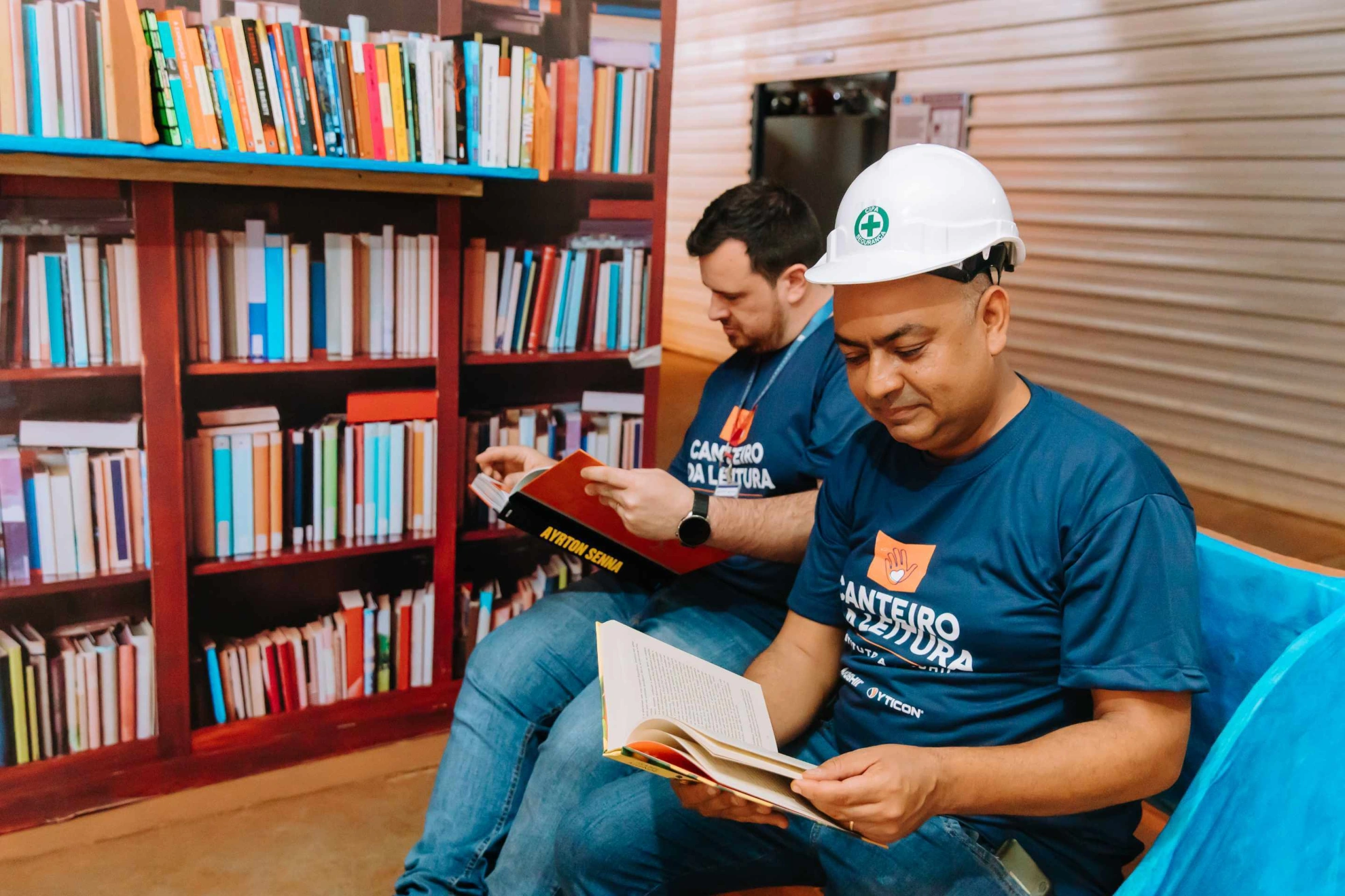 Voluntários do Instituto A.Yoshii no projeto Canteiro da Leitura