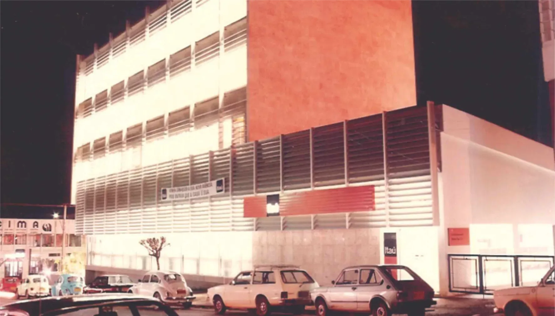 Início da atuação em obras para Bancos e grandes Magazines.Banco Itaú Cascavel.