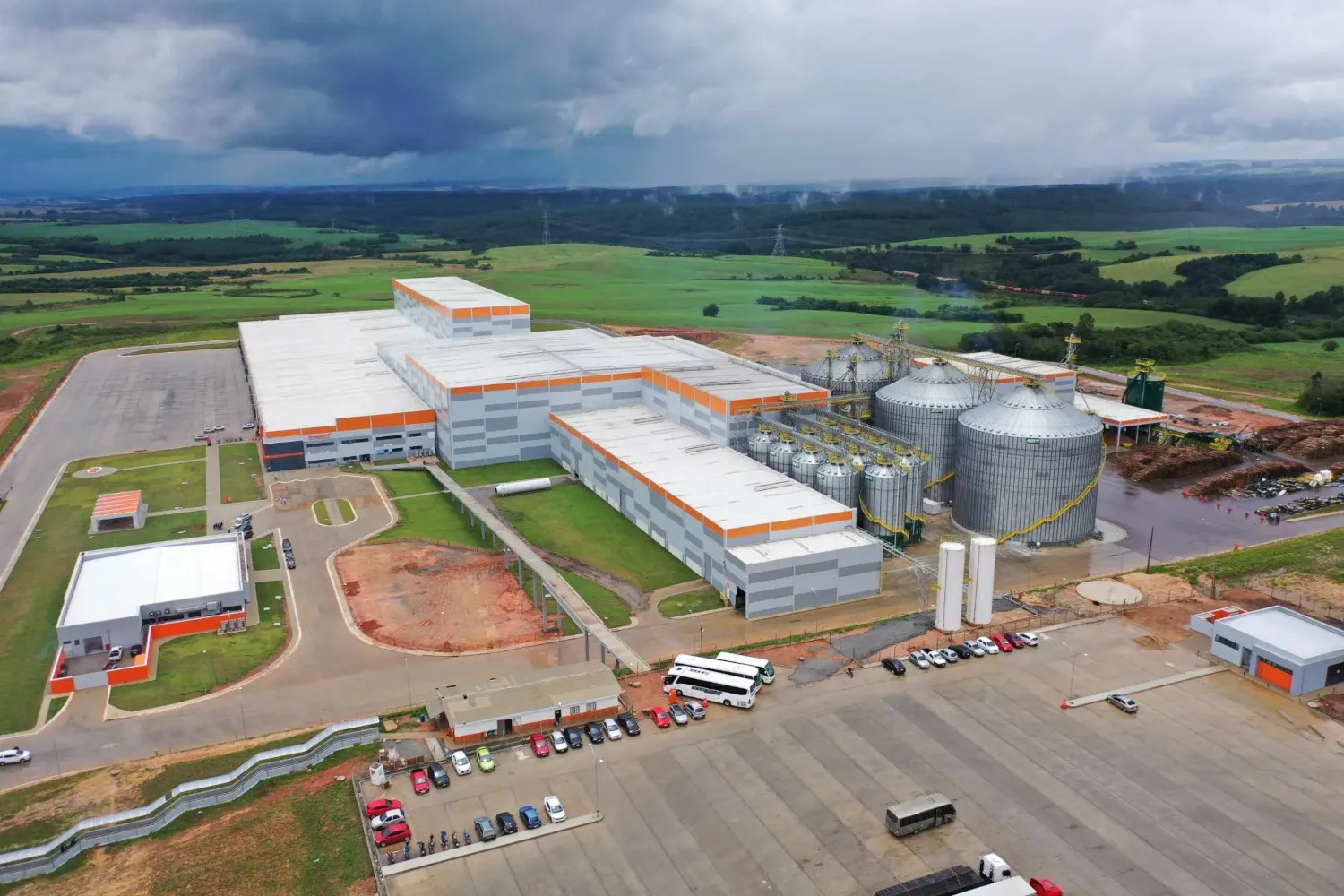 Construção da maior fábrica de pet food da América Latina*. Obra apta a certificação LEED.Premier Pet – Porto Amazonas/PR.