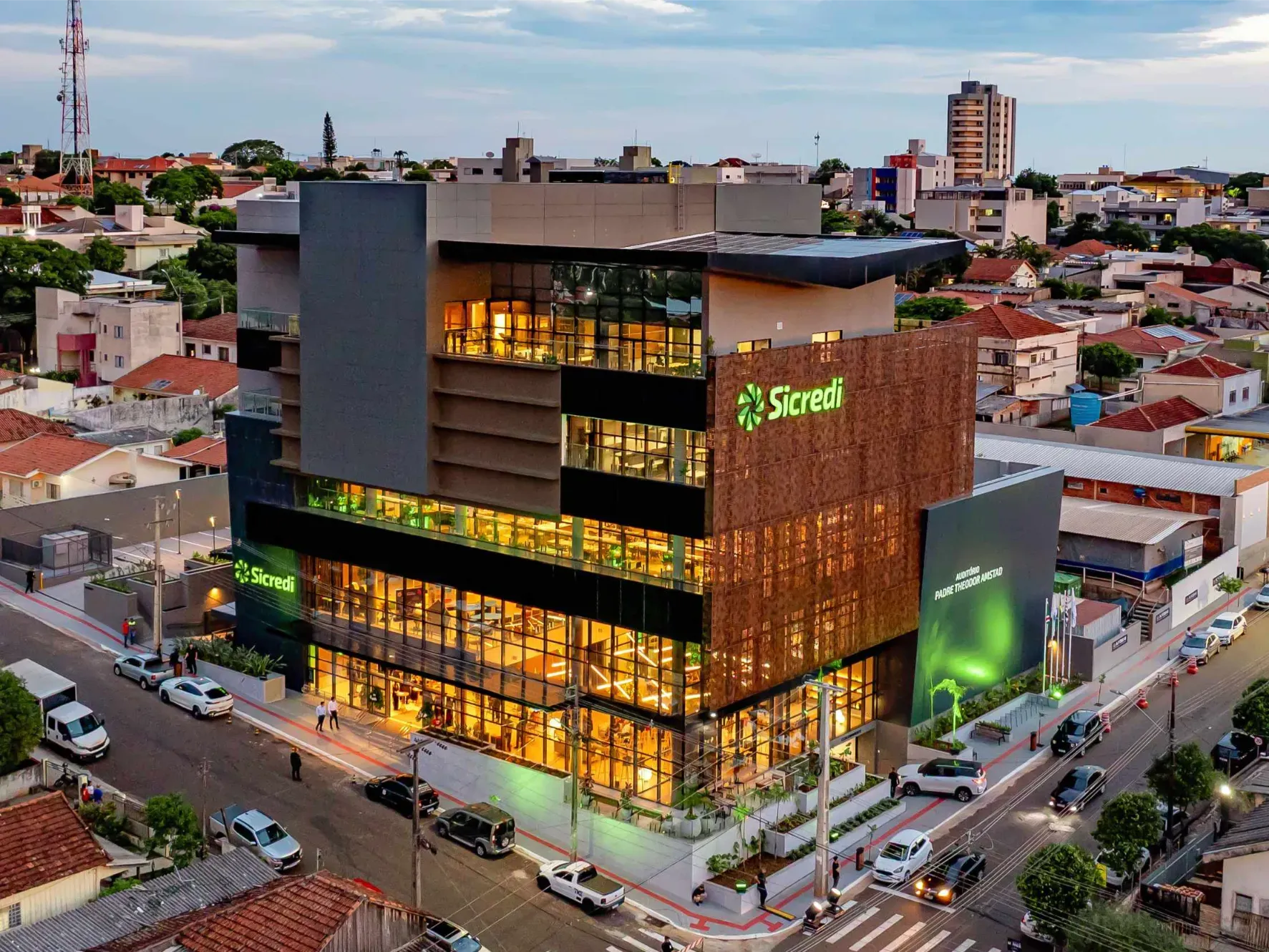 Primeira obra apta a certificação LEED Platinum (nível máximo da certificação concedida a edifícios com alta performance em critérios de sustentabilidade definidos pelo U.S. Green Building Council (USGBC)).Sede Administrativa Sicredi Valor Sustentável PR/SP – Jandaia do Sul/PR.